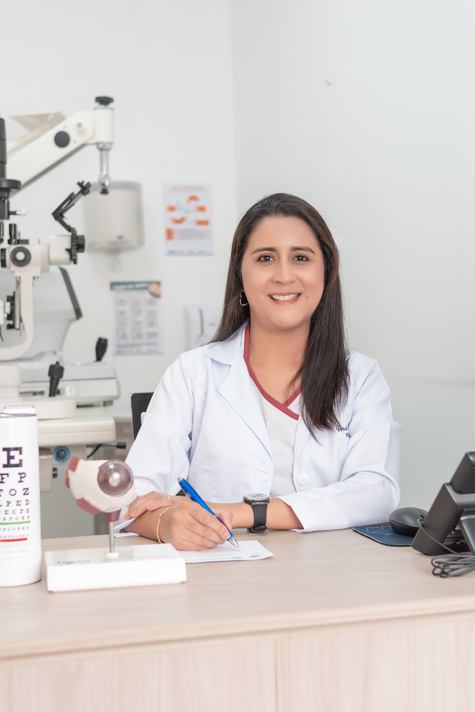 Dra. Verónica Luna - Especialista en Oftalmología